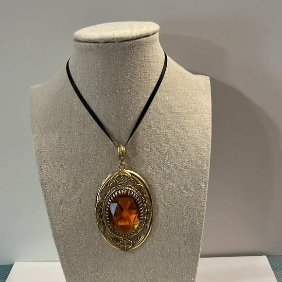 Vintage Oval Amber Pendant set in beautiful bezel. Faceted stone. Pendant only. - Picture 11 of 15